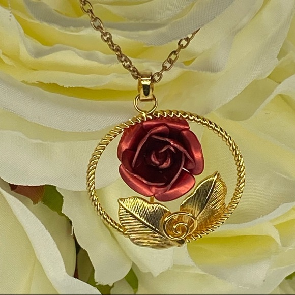 Delicate Circle Red Rose Necklace - Picture 4 of 8